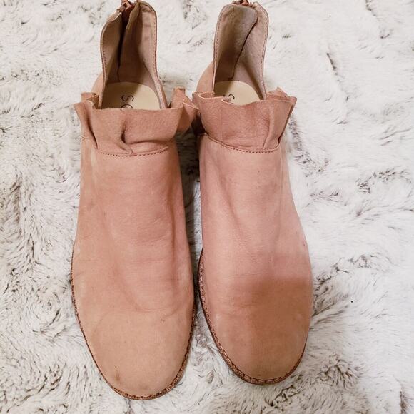 SOLE SOCIETY TAUPE RUFFLE BOOTIE SIZE 7.5M - Picture 6 of 7